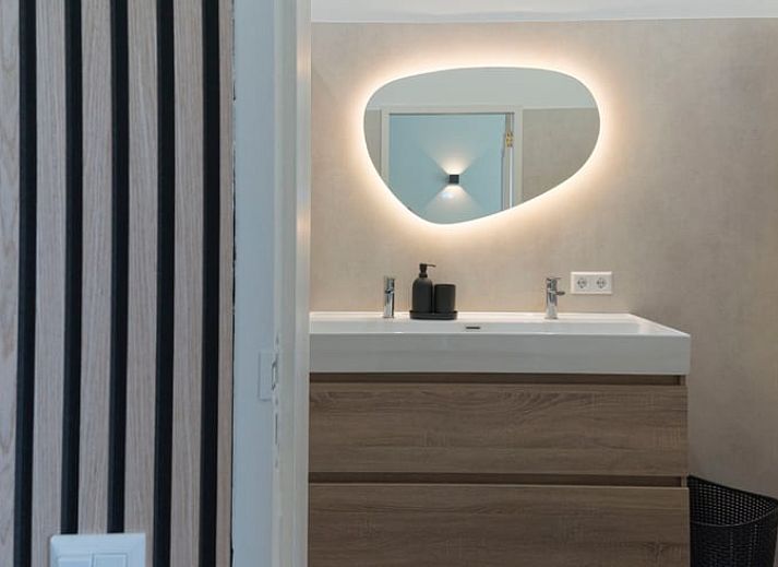 Blick vom Ferienhaus in Eesveen, Overijssel, mit offenen Tueren zu gruenen Feldern.