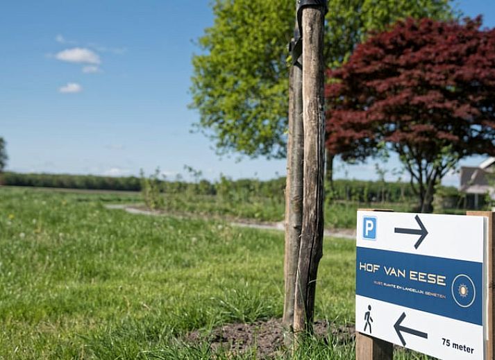 Gemuetliches Schlafzimmer im Ferienhaus in Eesveen, Nordwest Overijssel, mit einem einladenden Doppelbett.