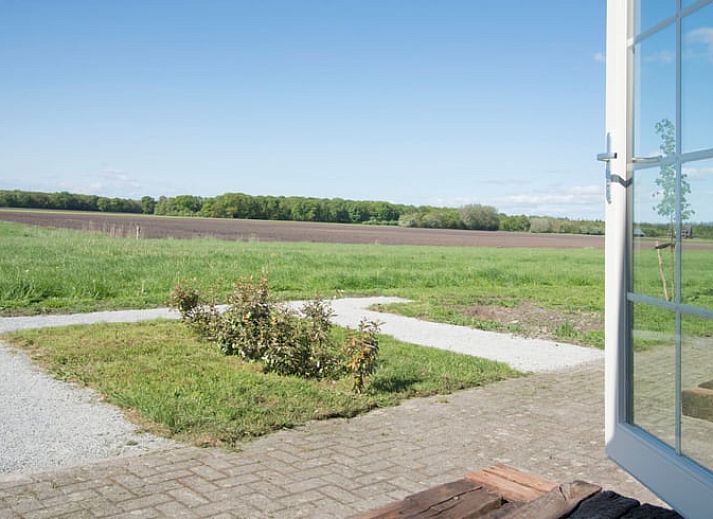 Gemuetliches Schlafzimmer im Ferienhaus in Eesveen, Nordwest Overijssel, mit einem einladenden Doppelbett.