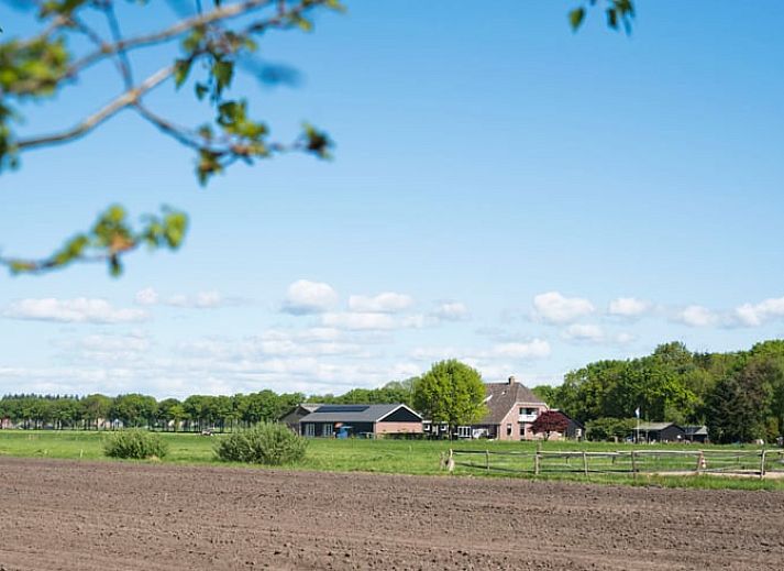 Gemuetliches Schlafzimmer im Ferienhaus in Eesveen, Nordwest Overijssel, mit einem einladenden Doppelbett.