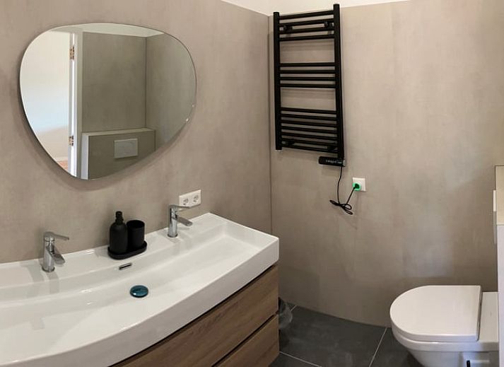 Modernes Badezimmer im Ferienhaus in Eesveen, Overijssel, mit stilvollem Waschbecken und Spiegel.