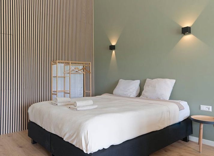 Modernes Badezimmer im Ferienhaus in Eesveen, Overijssel, mit stilvollem Waschbecken und Spiegel.