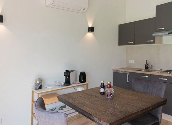 Modernes Badezimmer im Ferienhaus in Eesveen, Overijssel, mit stilvollem Waschbecken und Spiegel.