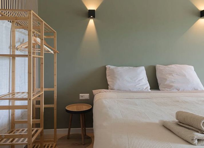 Terrasse des Ferienhauses in Eesveen, Overijssel, mit Terrassentueren und Sitzgelegenheiten.