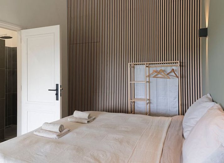 Terrasse des Ferienhauses in Eesveen, Overijssel, mit Terrassentueren und Sitzgelegenheiten.