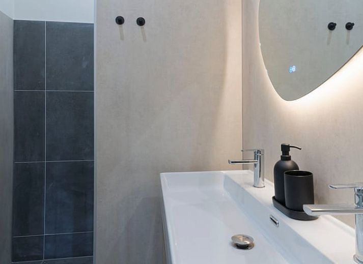 Gemuetliche Sitzecke im Ferienhaus in Eesveen, Nordwest Overijssel, mit Blick auf die Landschaft.