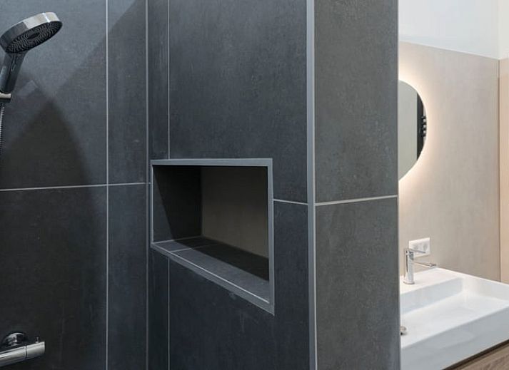 Gemuetliche Sitzecke im Ferienhaus in Eesveen, Nordwest Overijssel, mit Blick auf die Landschaft.