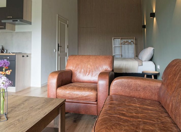 Gemuetliche Sitzecke im Ferienhaus in Eesveen, Nordwest Overijssel, mit Blick auf die Landschaft.