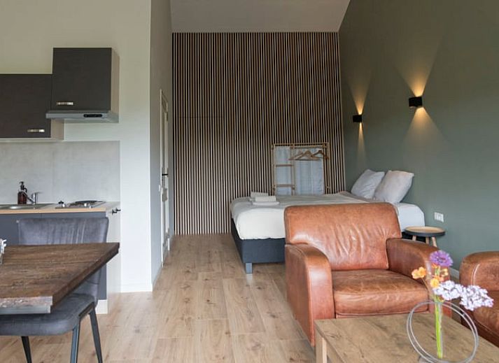 Gemuetliche Sitzecke im Ferienhaus in Eesveen, Nordwest Overijssel, mit Blick auf die Landschaft.