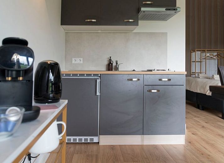 Gemuetliche Sitzecke im Ferienhaus in Eesveen, Nordwest Overijssel, mit Blick auf die Landschaft.