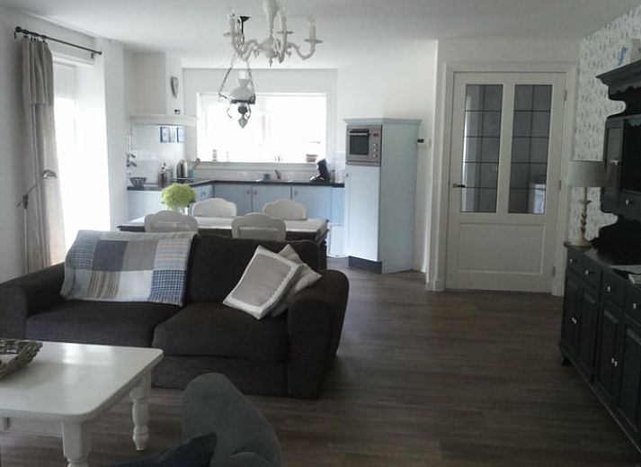 Geniet van de bloementuin bij Vakantiehuis in Hamingen, Noordwest Overijssel. Ontspan op het terras van deze charmante vakantiewoning.