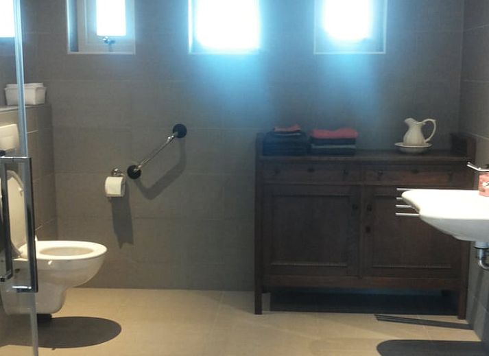 Geniet van de bloementuin bij Vakantiehuis in Hamingen, Noordwest Overijssel. Ontspan op het terras van deze charmante vakantiewoning.