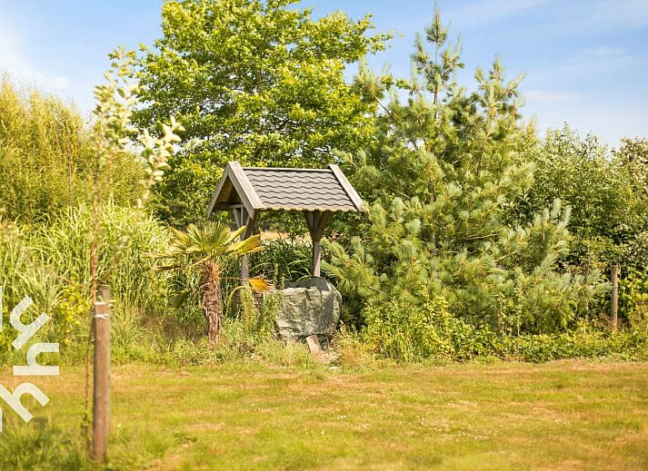 Enjoy the rustic nature surrounding vacation home OV473 in Baars, Overijssel, with vast fields of flowers and green forests.