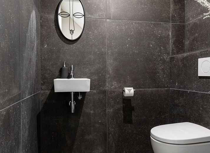 Enjoy the rustic nature surrounding vacation home OV473 in Baars, Overijssel, with vast fields of flowers and green forests.