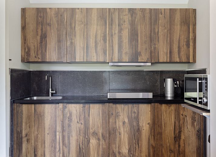 Enjoy the rustic nature surrounding vacation home OV473 in Baars, Overijssel, with vast fields of flowers and green forests.