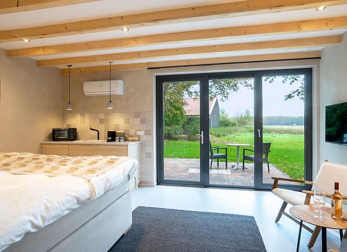 Ferienhaus in Staphorst, ein charmantes Ferienhaus im Nordwesten von Overijssel mit einer einladenden Terrasse und gruener Umgebung.