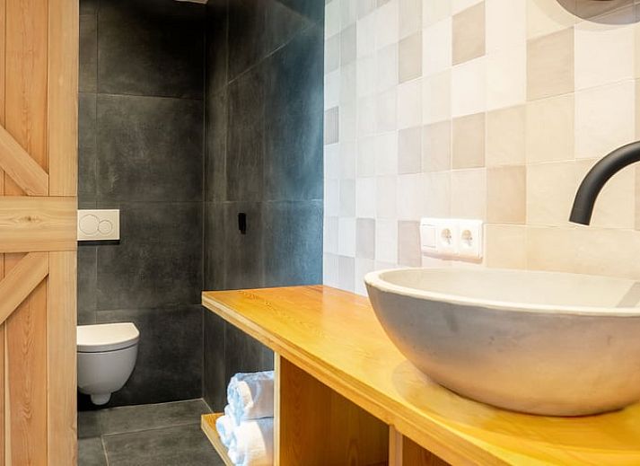 Ferienhaus in Staphorst, ein charmantes Ferienhaus im Nordwesten von Overijssel mit einer einladenden Terrasse und gruener Umgebung.