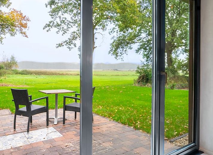 Stimmungsvolles Schlafzimmer des Huisje in Staphorst, Ferienhaus in Overijssel, mit Blick auf die ruhige Natur.