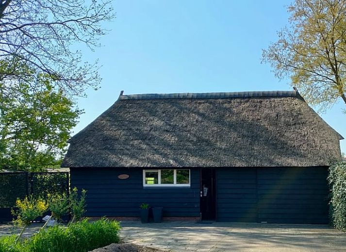 Charmant vakantiehuisje in Staphorst met rieten dak, gelegen in het groene Overijssel.