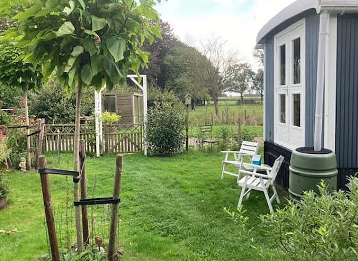 Gemuetliches Haeuschen in Basse, Overijssel, mit warmer Beleuchtung in der Abenddaemmerung.