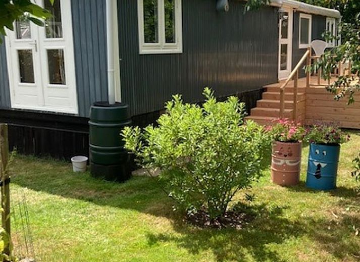 Gemuetliches Haeuschen in Basse, Overijssel, mit warmer Beleuchtung in der Abenddaemmerung.