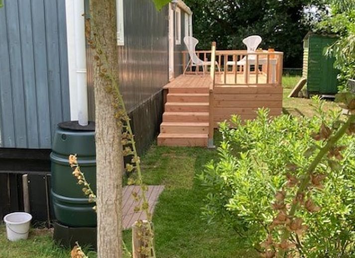 Gemuetliches Haeuschen in Basse, Overijssel, mit warmer Beleuchtung in der Abenddaemmerung.