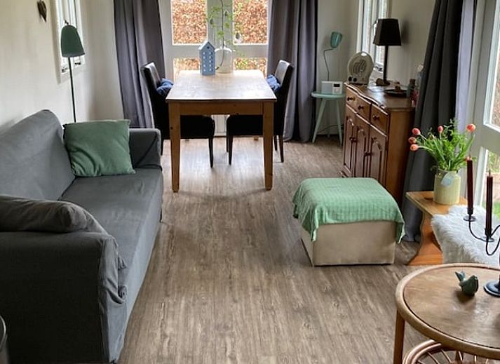 Gemuetliches Haeuschen in Basse, Overijssel, mit warmer Beleuchtung in der Abenddaemmerung.