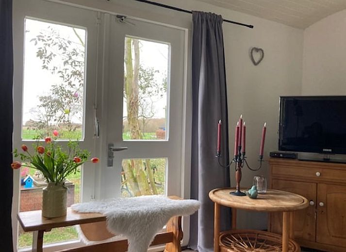 Innenraum eines Ferienhauses in Basse, Overijssel, mit Blumen und stimmungsvoller Dekoration.