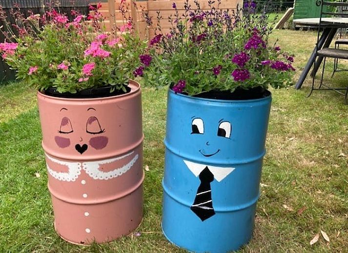 Innenraum eines Ferienhauses in Basse, Overijssel, mit Blumen und stimmungsvoller Dekoration.