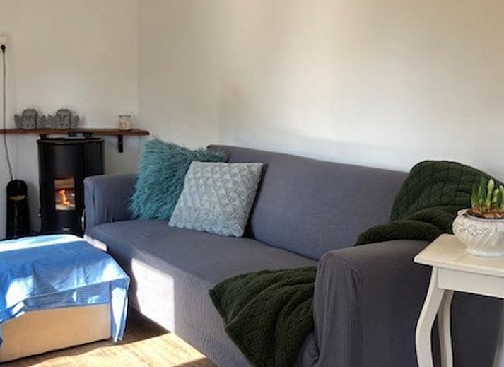 Gemuetlicher Essbereich im Ferienhaus in Basse, Overijssel, mit dekorativen Elementen.