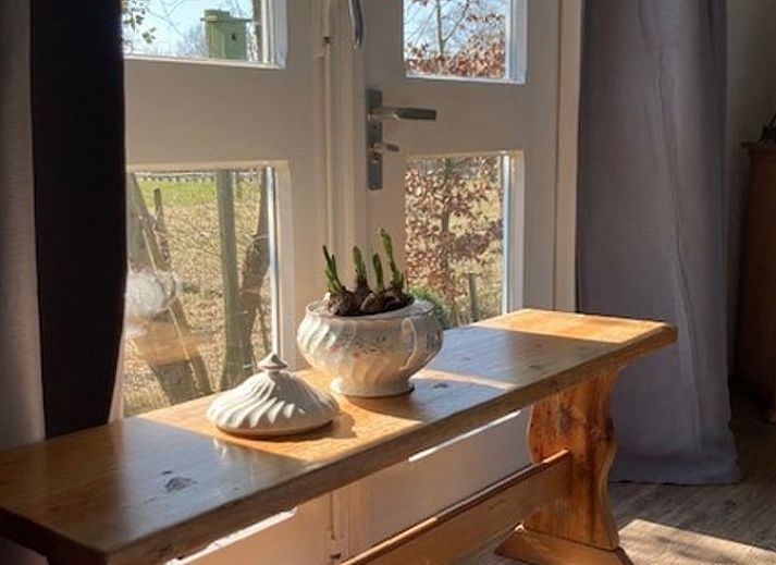 Gemuetlicher Essbereich im Ferienhaus in Basse, Overijssel, mit dekorativen Elementen.