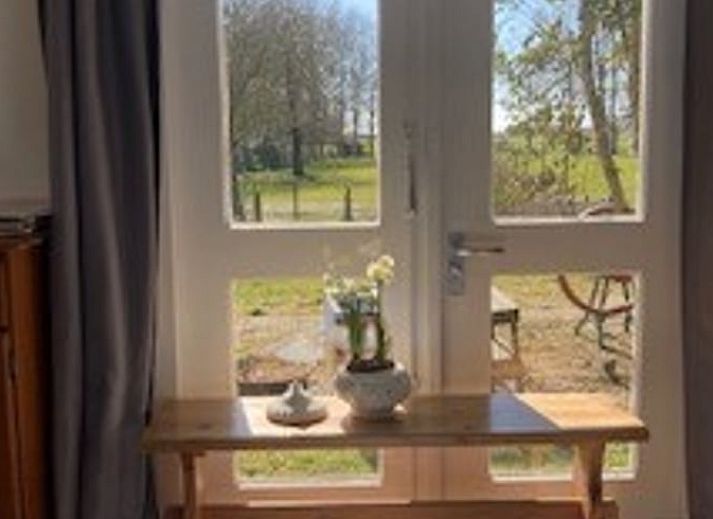 Gemuetlicher Essbereich im Ferienhaus in Basse, Overijssel, mit dekorativen Elementen.