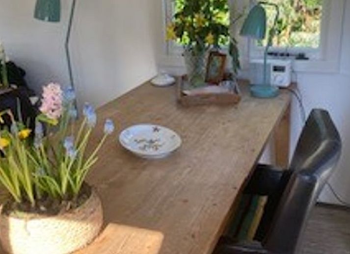 Gemuetlicher Essbereich im Ferienhaus in Basse, Overijssel, mit dekorativen Elementen.