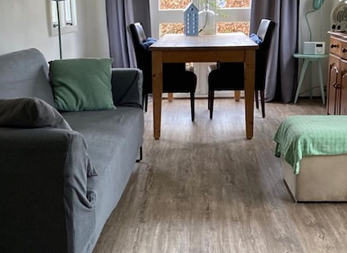 Gemuetlicher Essbereich im Ferienhaus in Basse, Overijssel, mit dekorativen Elementen.