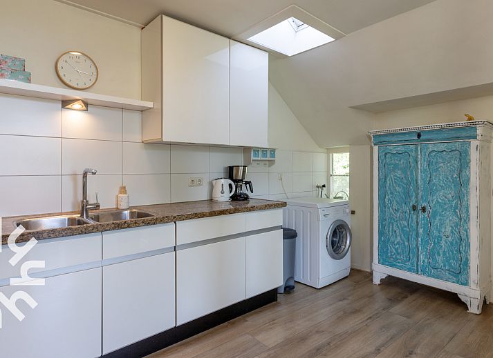 Luchtfoto van OV517, een charmant vakantiehuis in Zuidveen, Noordwest Overijssel, omgeven door groene velden.