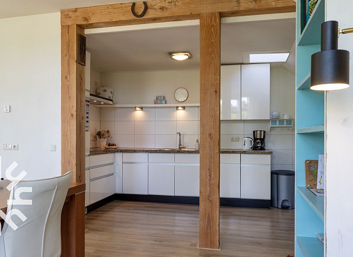 Luchtfoto van OV517, een charmant vakantiehuis in Zuidveen, Noordwest Overijssel, omgeven door groene velden.