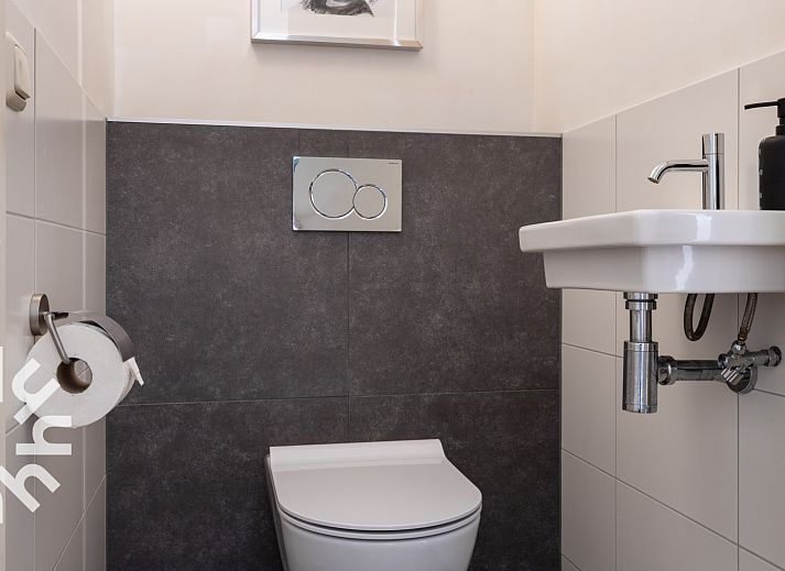 Luchtfoto van OV517, een charmant vakantiehuis in Zuidveen, Noordwest Overijssel, omgeven door groene velden.