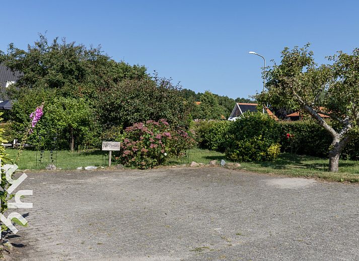 Pittoresk kanaal in de omgeving van OV517 vakantiehuis in Zuidveen, met bruggen en bootjes.