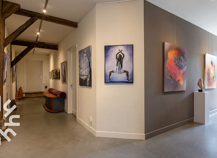 Pittoresk kanaal in de omgeving van OV517 vakantiehuis in Zuidveen, met bruggen en bootjes.