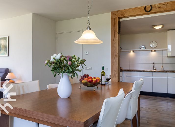 Historische kerktoren in de buurt van OV517 vakantiehuis in Zuidveen, omgeven door groen en rust.