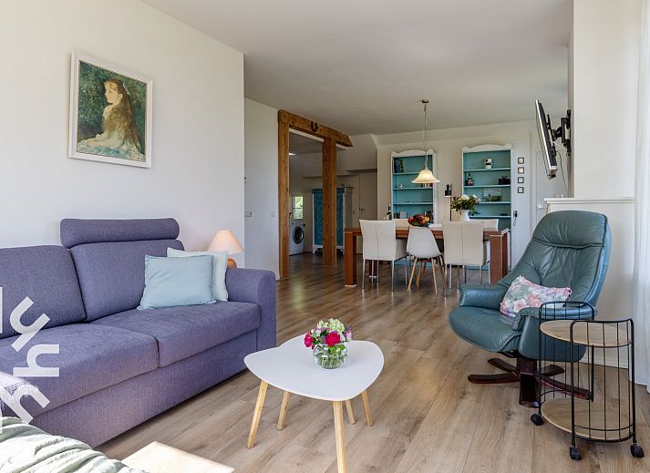 Historische kerktoren in de buurt van OV517 vakantiehuis in Zuidveen, omgeven door groen en rust.