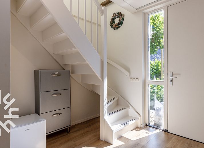 Gezellige woonkamer in OV517 vakantiehuis in Zuidveen met comfortabele meubels en veel lichtinval.