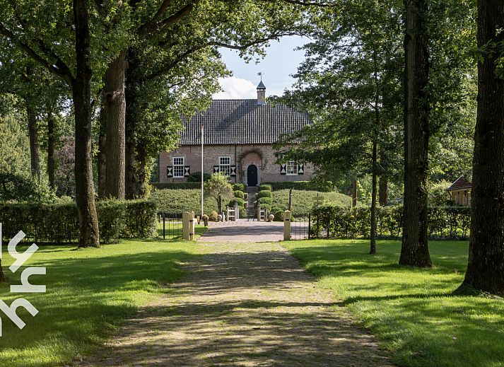 Gezellige woonkamer in OV517 vakantiehuis in Zuidveen met comfortabele meubels en veel lichtinval.