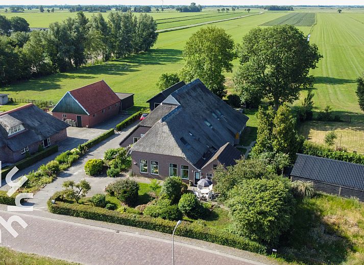 Gezellige woonkamer in OV517 vakantiehuis in Zuidveen met comfortabele meubels en veel lichtinval.