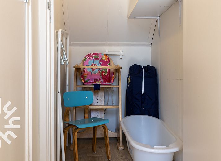 Moderne keuken in OV517 vakantiehuis in Zuidveen, compleet met eettafel en sfeervolle decoraties.