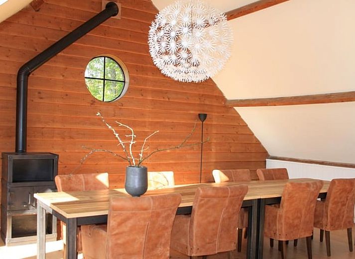 Ferienhaus in Abcoude mit schoener Holzfassade, ideal gelegen in der Natur von Utrecht Nord.