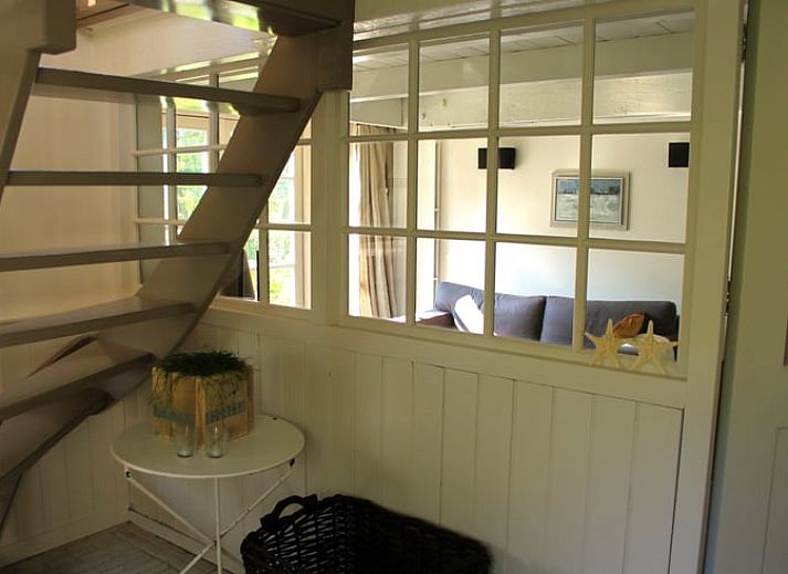 Blick auf das Ferienhaus in Abcoude, umgeben von ueppigen Feldern in Utrecht Nord.