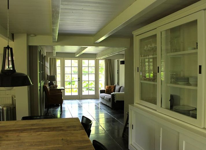 Blick auf das Ferienhaus in Abcoude, umgeben von ueppigen Feldern in Utrecht Nord.