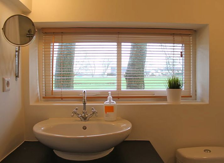 Blick auf das Ferienhaus in Abcoude, umgeben von ueppigen Feldern in Utrecht Nord.