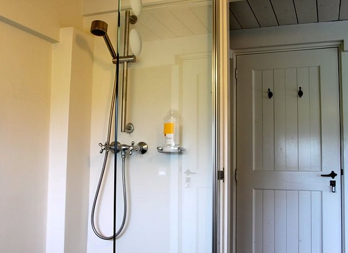 Blick auf das Ferienhaus in Abcoude, umgeben von ueppigen Feldern in Utrecht Nord.